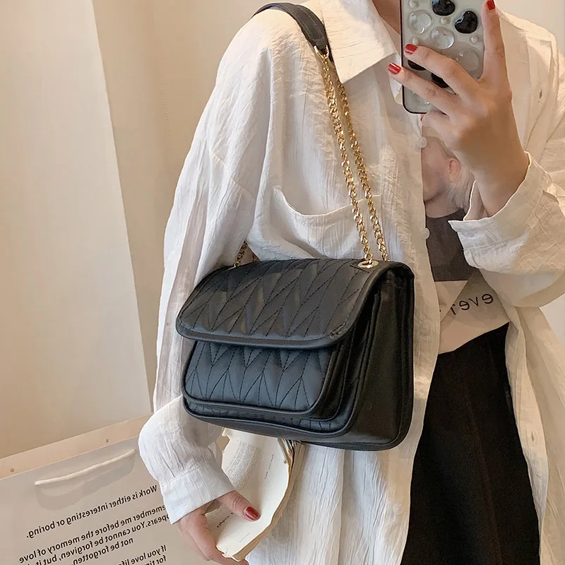 

2025 Luxury Tofu Bag for Women Unique Chain Shoulder Purse Fashionable Crossbody Bag Minimalist Designer Handbag Trendy Casual