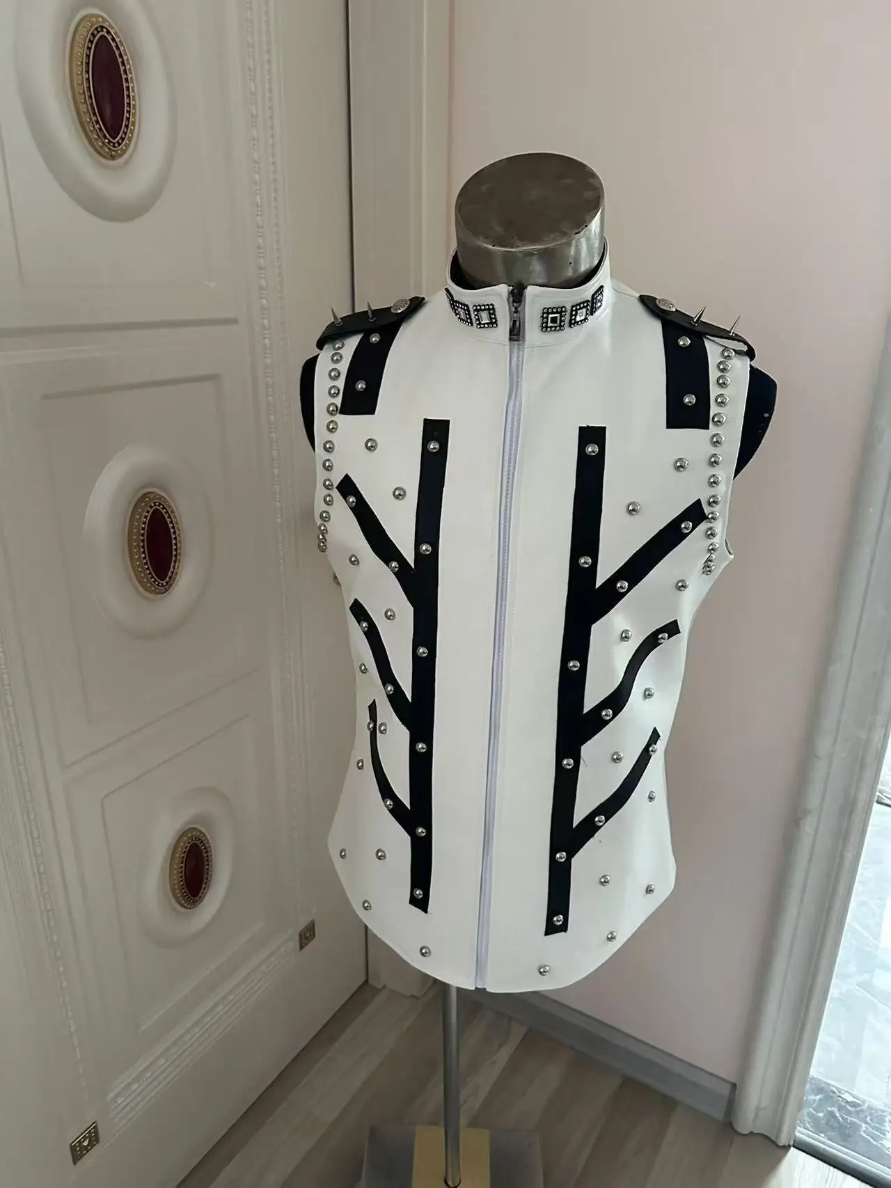 手作りメンズホワイトリベットパッチワークレザーベストパーティーショークラブステージパフォーマンス衣装ナイトクラブ男性歌手DJ衣装
