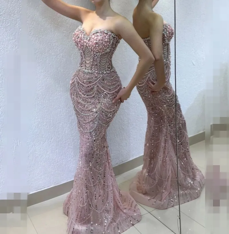 โรแมนติกสีชมพูพรหมชุดหรูหรา Sparkle Sweetheart เลื่อม Sweep Train Mermaid Wedding Party Gowns ประดับด้วยลูกปัดคริสตัลที่กําหนดเอง