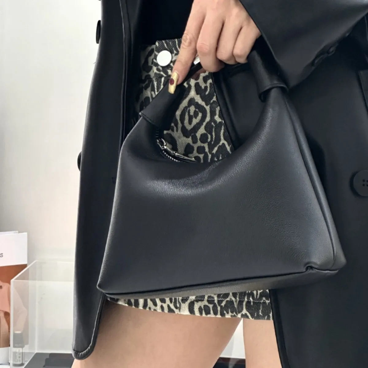 

Кожаная сумка для ланч-боксов, нишевая повседневная сумка через плечо 2026, ручная сумка в форме полумесяца, модная и простая ручная сумка