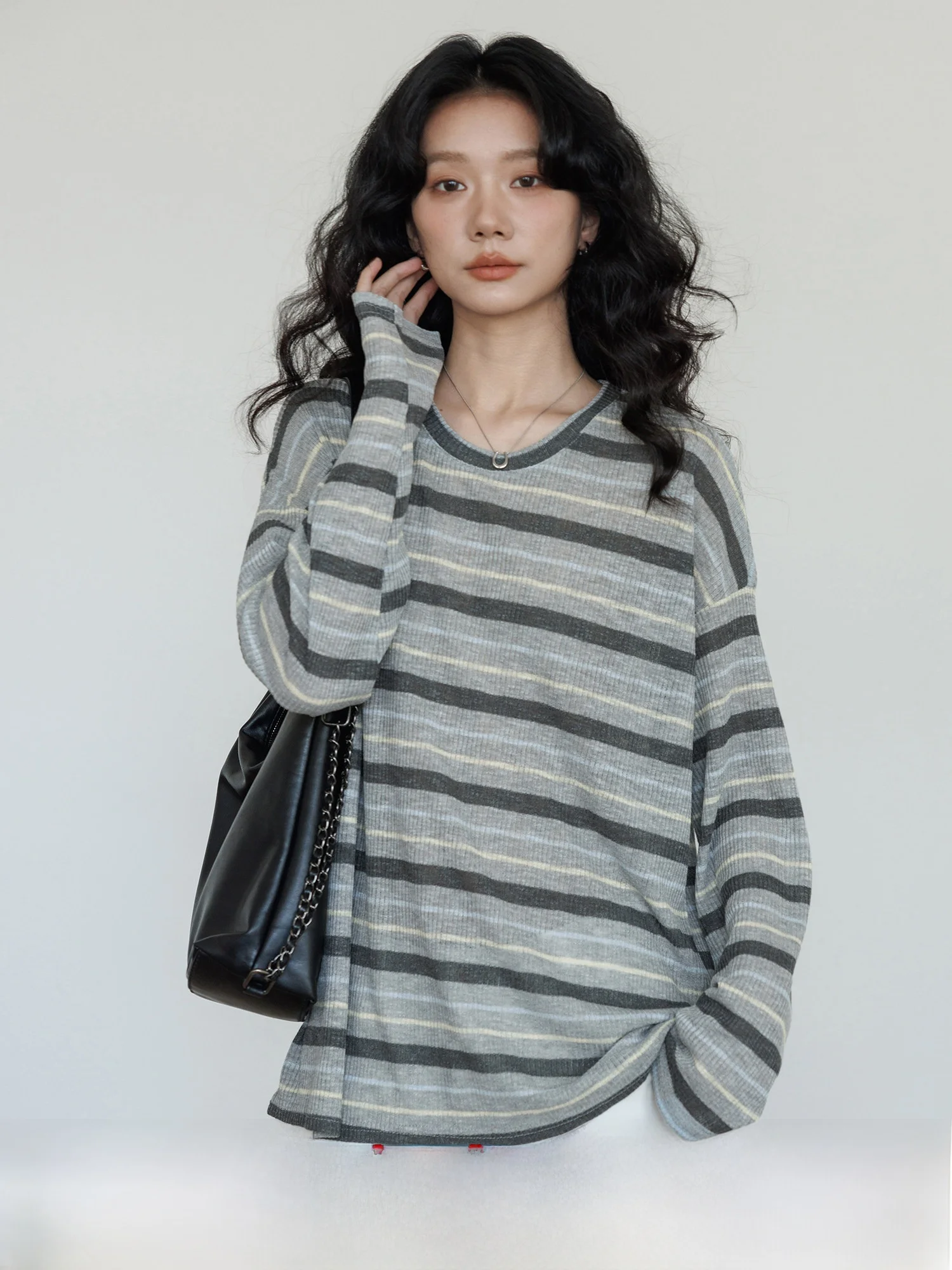 

Новая весенняя женская свободная вязаная футболка с длинным рукавом в полоску, повседневный топ свободного кроя 2026