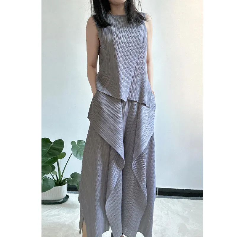 

Women's Two-Piece Set: Pleated Blazer with Sleeveless Patchwork T-Shirt and Elasticated Waist Wide-Leg Stretch Trousers