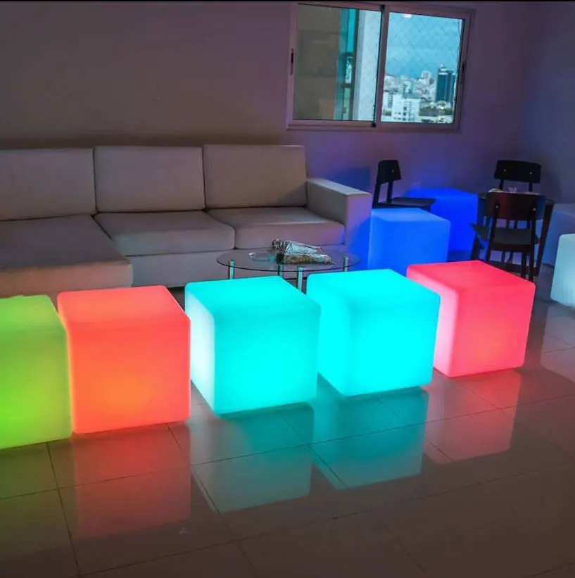 مصباح LED بلاستيكي حديث قابل للتعديل 30-50 سم تصميم مكعب متوهج ثلاثي الأبعاد كرسي بار مضيء للاستخدام المنزلي والبار والمركز