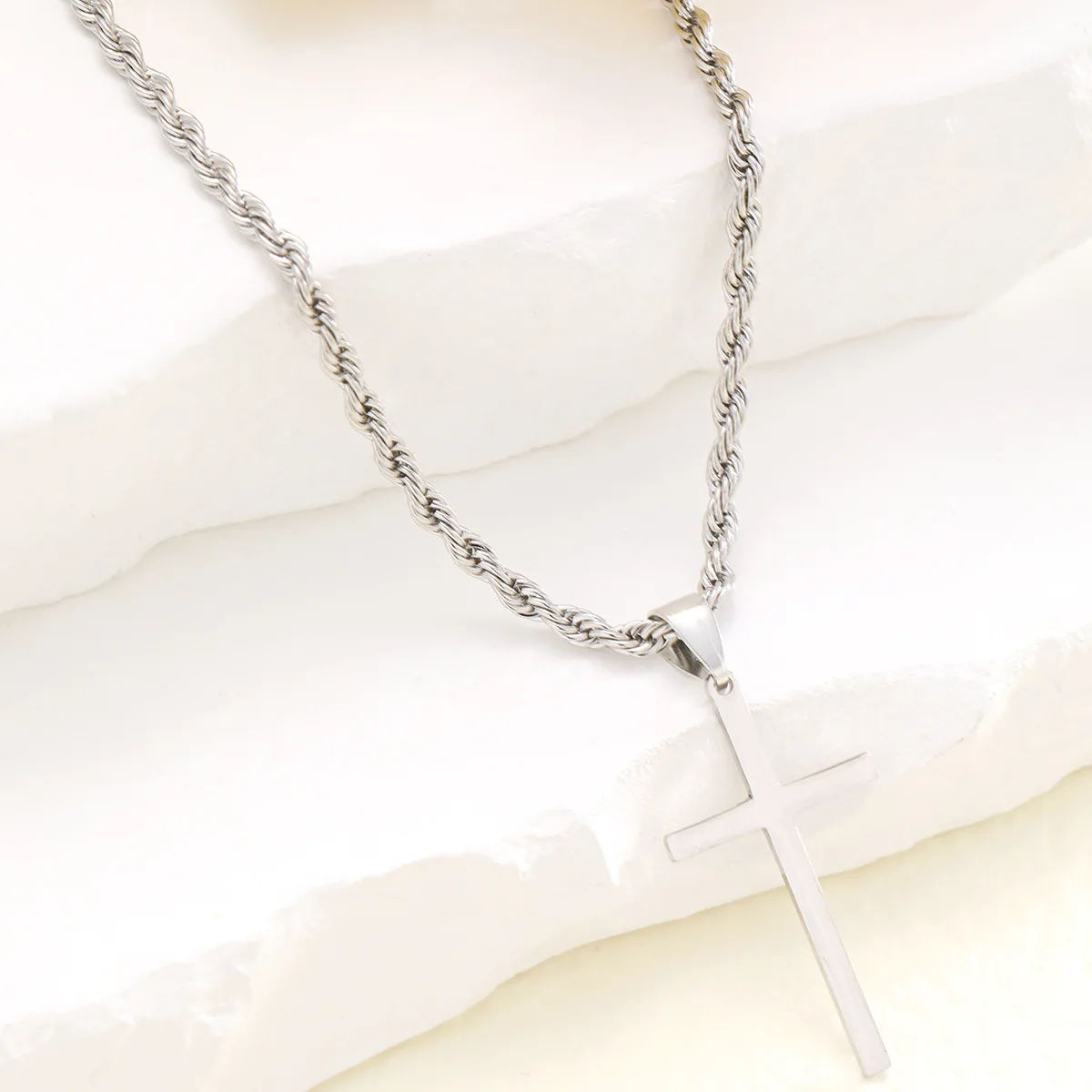 Modische Kreuz-Halskette aus Edelstahl für Herren, goldfarbener oder silberfarbener Kreuzanhänger, gedrehte Kettenglieder, Damen-Party-Schmuck. – Detail 7