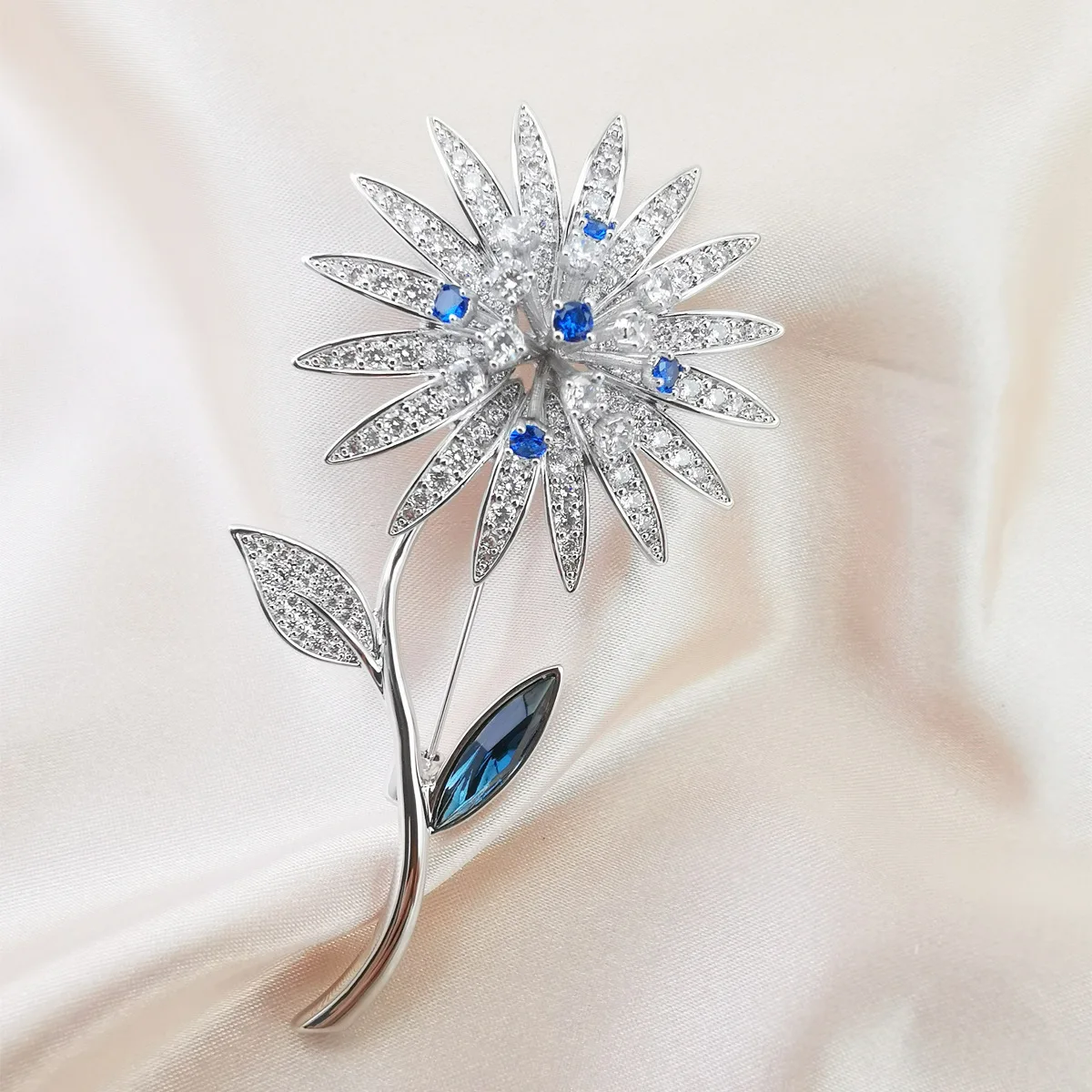 

Autumn and winter new high quality copper plated true white gold high quality sunflower women's brooch accessories