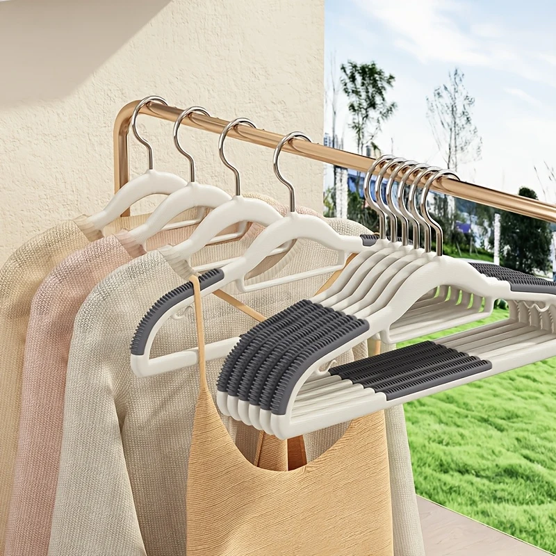 10 قطع من شماعات بلاستيكية شديدة التحمل، شماعات ملابس مع وسادات مضادة للانزلاق، رائعة للقمصان والسراويل والأوشحة، قوية بما فيه الكفاية للمعطف