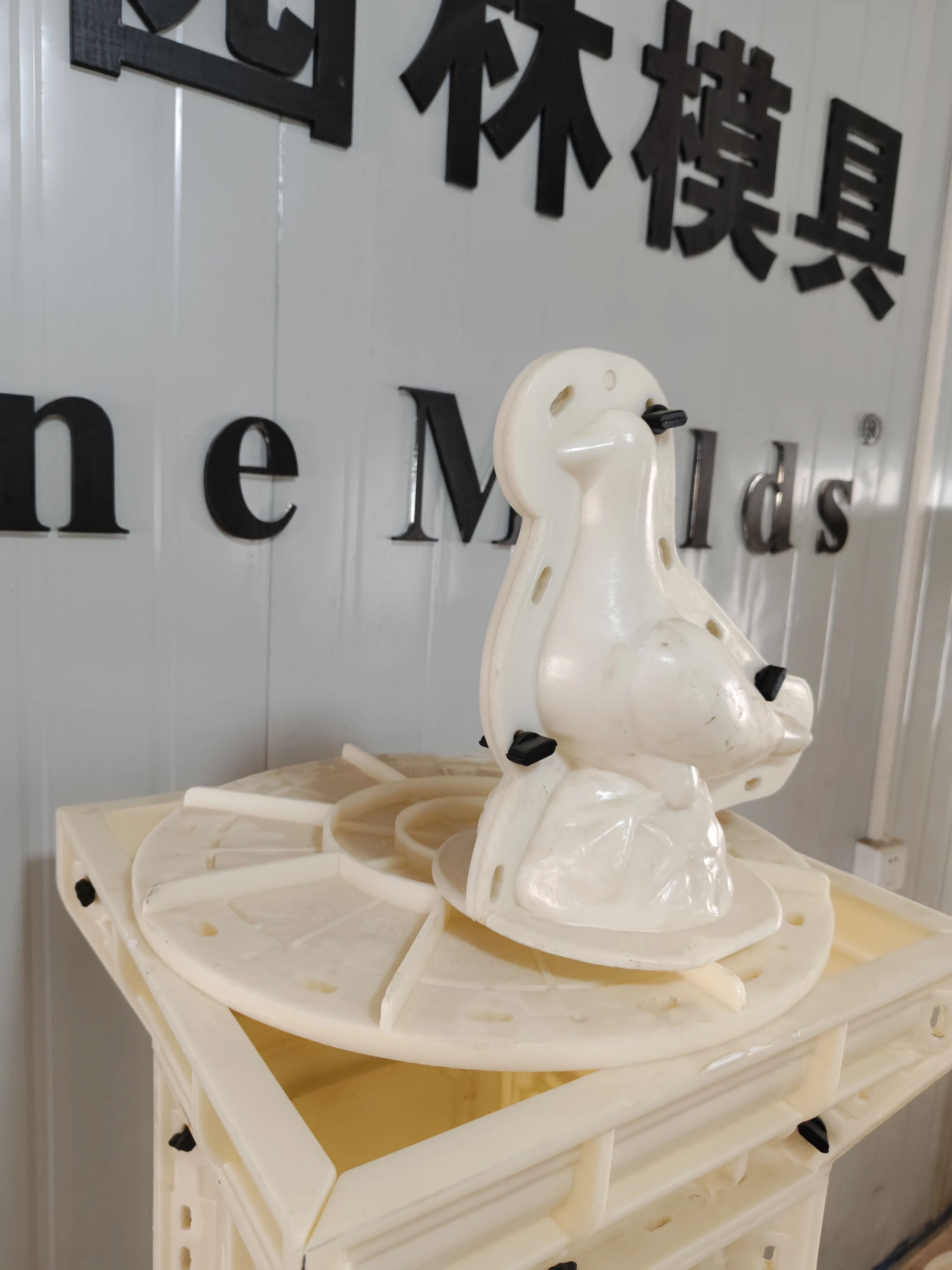ABS GRC Peacock Cement Cute DIY Die Pigeon with Closed Wings Home Balcony Villa Gardening Animal Statue for Outdoor Decor