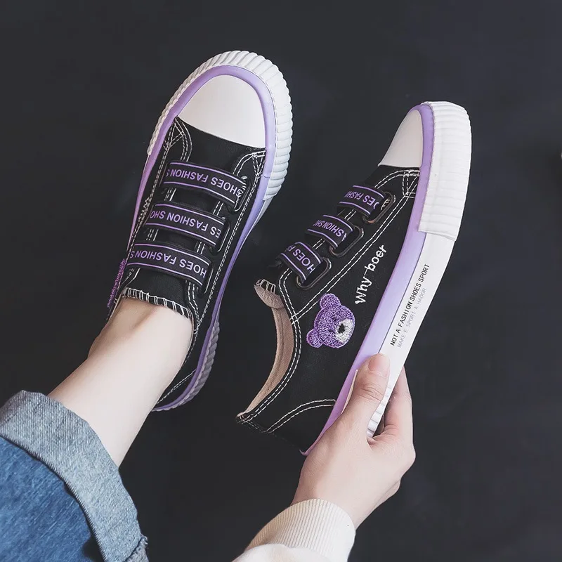 Sepatu beruang kartun wanita, sneaker Platform kanvas Anti slip sol lembut sepatu Skateboard elastis Band Slip-on kasual