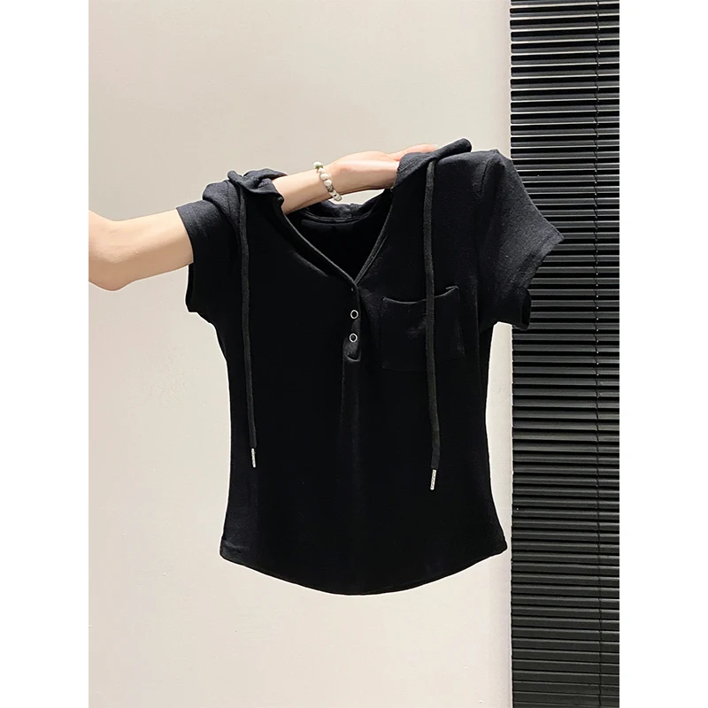 

Белая женская футболка с капюшоном и V-образным вырезом, с коротким рукавом, летняя новинка 2026 года, приталенная, со стандартным кроем плеча, нишевый топ