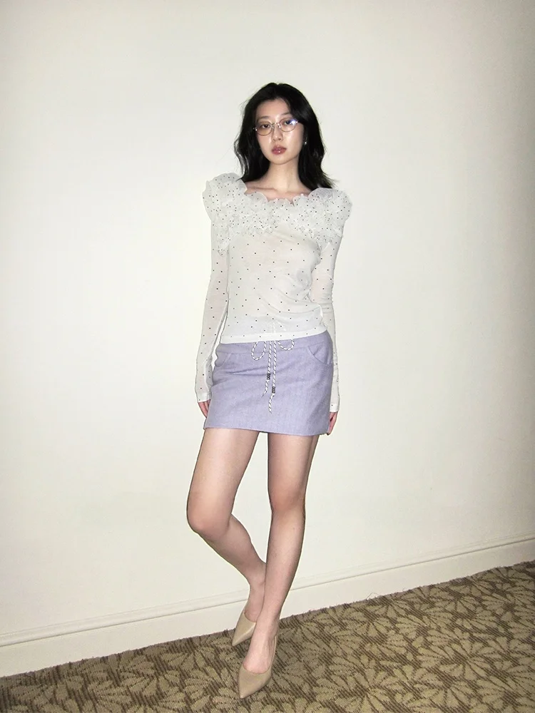 

Женская футболка с низким вырезом, длинными рукавами и оборками по низу, черно-белая в горошек, модный повседневный топ