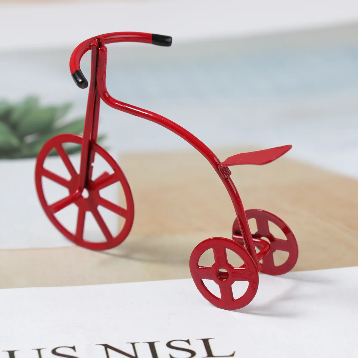 

1/12 Mini Housue Adornment Tricycle Model Toy Car Model Mini Furniture Ornament for Home Friends (Red)