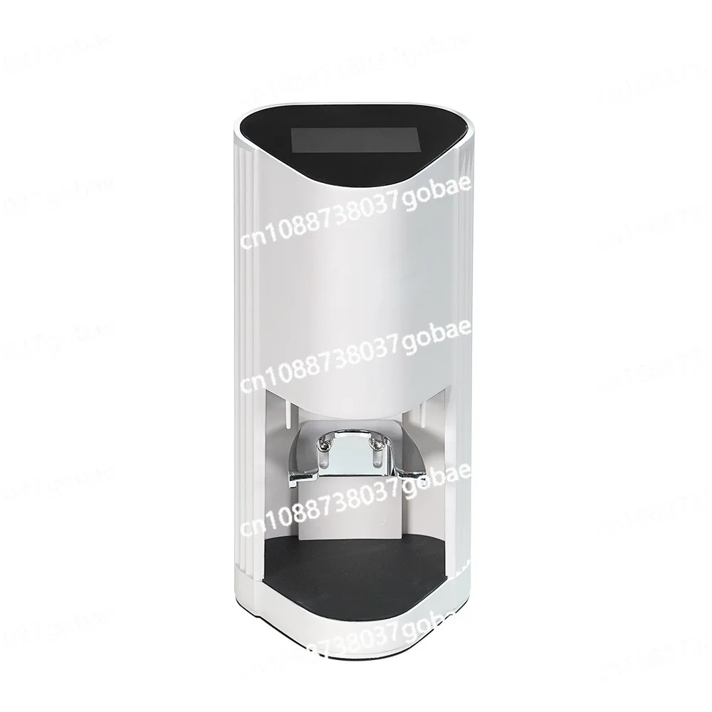 

Коммерческая электрическая кофемолка автоматически наполняет кофемашину эспрессо