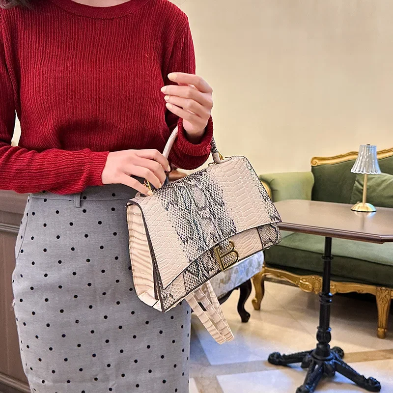 

New Arrival Tote - Bold Snake Embossed Design, Retro Lettering Pattern, Versatile Crossbody Purse, Stylish Daypack for Women