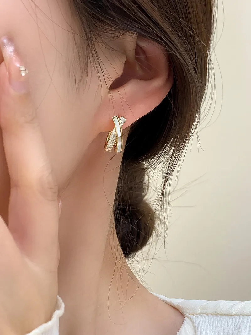 Luxuriöser Muschel-Zirkon-Kreuz-Ohrclip in Goldfarbe für 2026 – Neuer Modeschmuck für Hochzeiten und Partys, Damen-Ohrring-Accessoire – Detail 5
