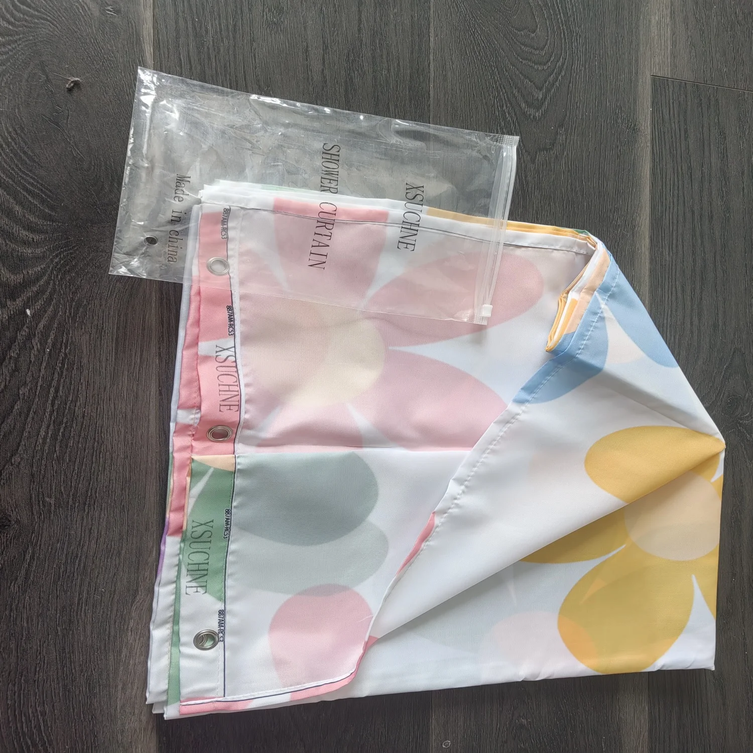 XSUCHNE Polyester fabric shower curtain. Simple style. Bathroom interior decoration.