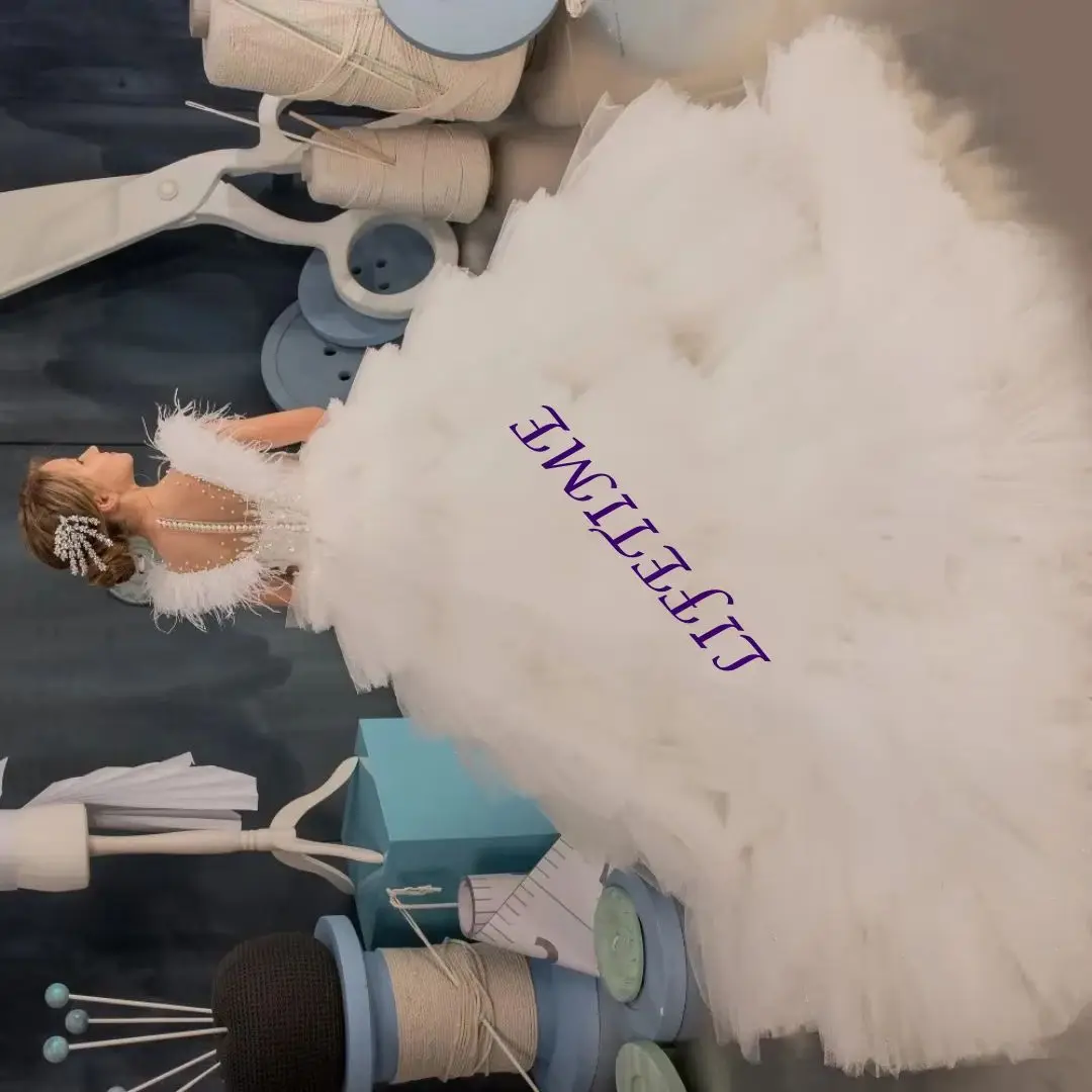 Abiti da compleanno per ragazze bianche di lusso Abiti da ragazza di fiori a strati con paillettes di piume per abiti da ballo per bambini per feste di nozze personalizzati