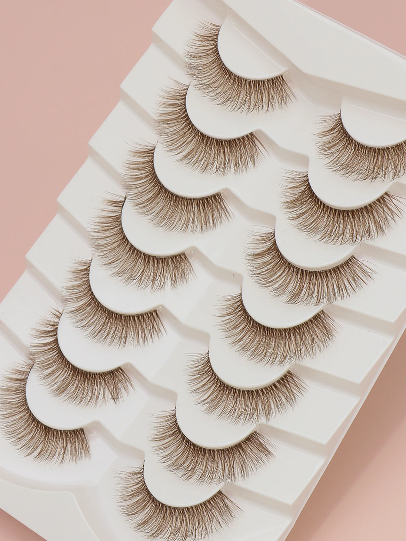 7 paia di ciglia marroni; comodo e bellissimo effetto da indossare; stile arricciatura naturale verso l'alto.