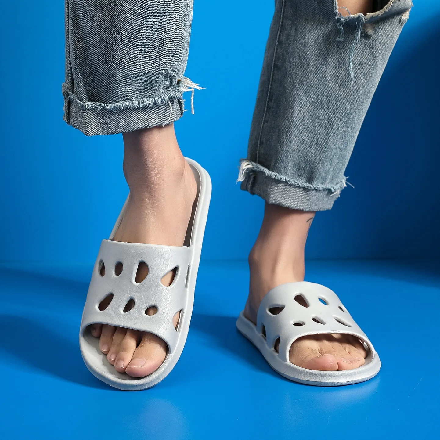 Summer Slippers Non-Slip Hollowed-Out Drainage-Perforated Soft-Soled Lightweight EVA Bath Slippers for Women Men