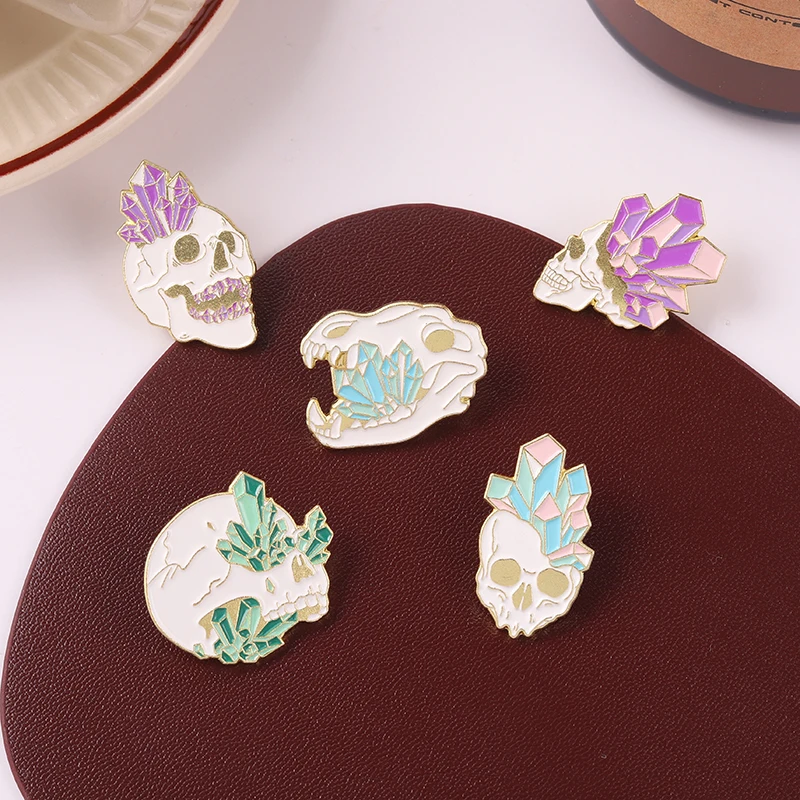 Pin esmaltado de esqueleto de cristal personalizado, broches de calavera de mineral verde, azul y morado, insignias para bolsa, ropa, joyería gótica Punk, regalo para amigos