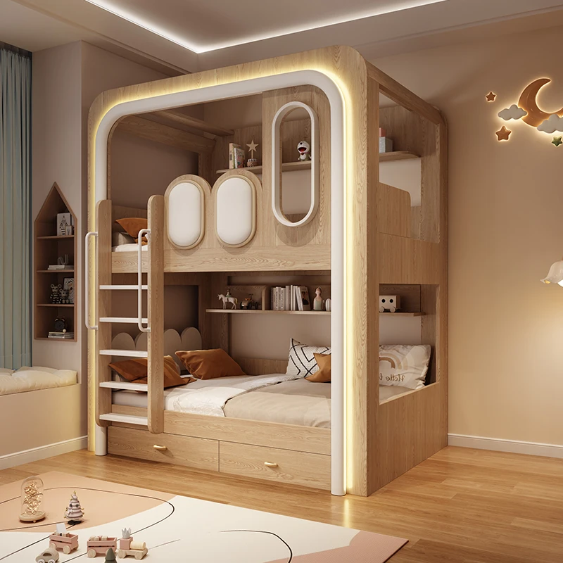 سرير أطفال على وخارج، شقة صغيرة مكونة من طبقتين، الأم والطفل، الكبار العالي والمنخفض لا يتداخل مع