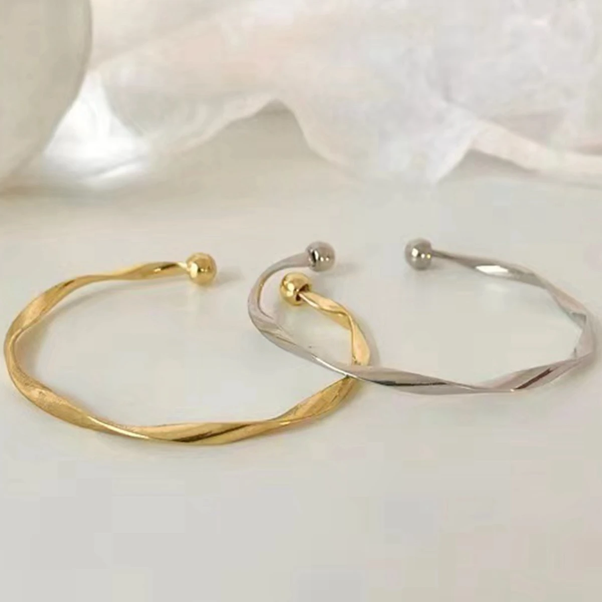 Ein Damenarmband mit gedrehter Öffnung, verstellbar, einfach und vielseitig, für den Alltag geeignet – Detail 3