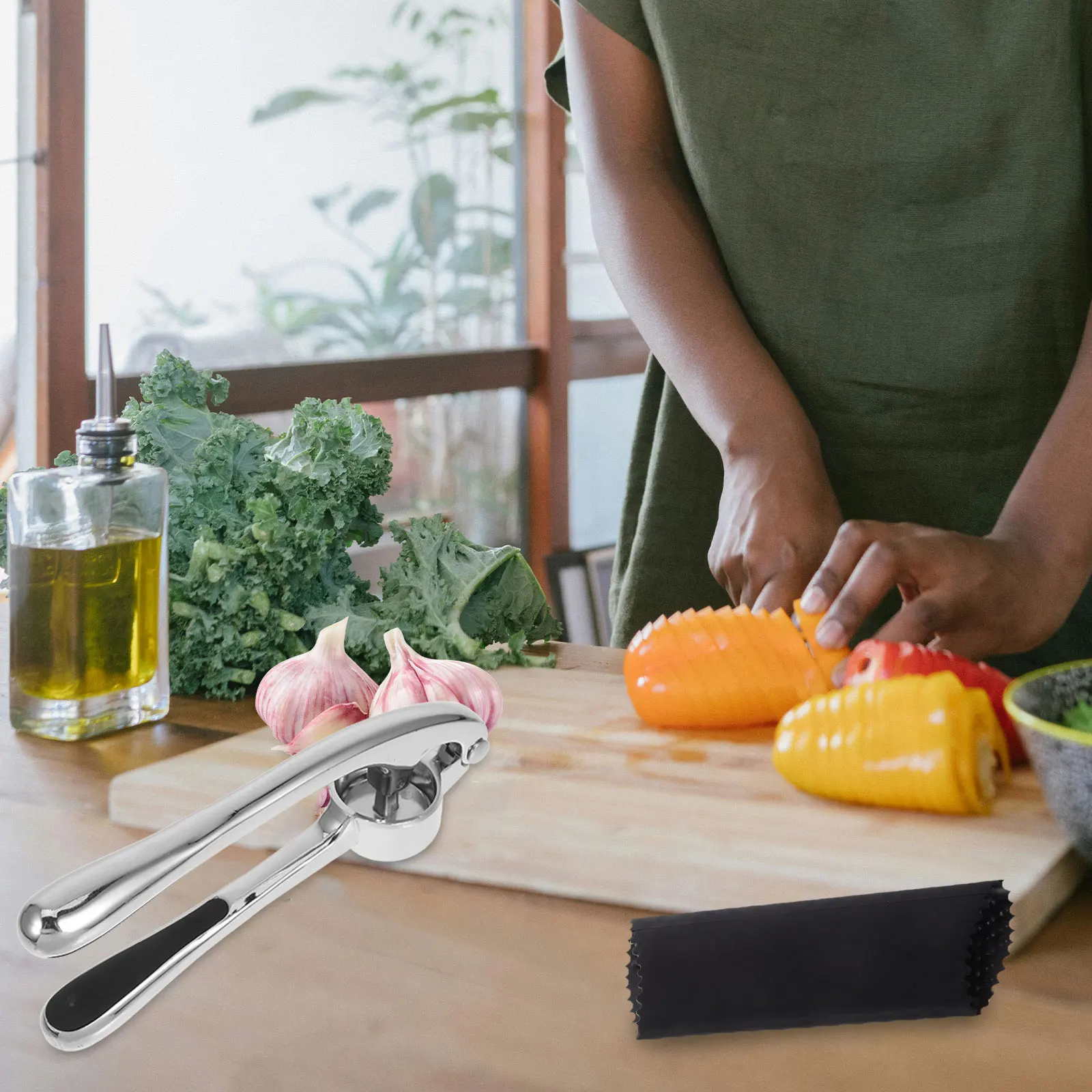 

Garlic Press Zinc Alloy Arc Design Ergonomic Handle Easy Clean Kitchen Tool Garlic Crusher Mincer For Cloves Without Skin