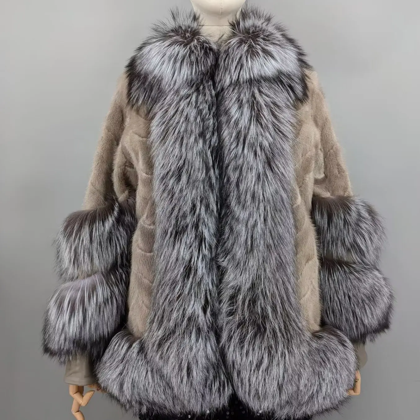 Abrigo de Piel de Visón Real Color Marrón Claro para Mujer, con Cuello y Puños de Piel de Zorro Plateado, Prenda de Invierno de Lujo, 25A0454