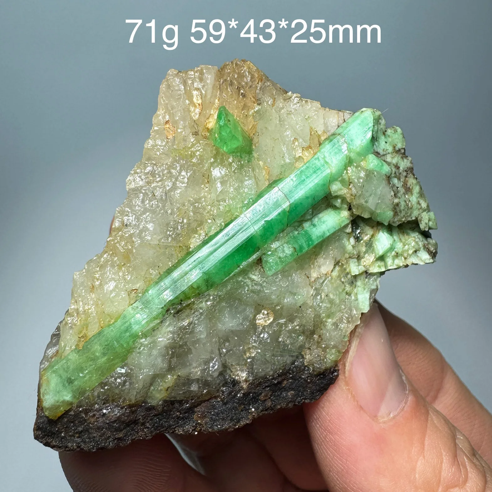 عينة معدنية من الزمرد الطبيعي + بلورات كوارتز شفاء وأحجار كريمة صخرية #3