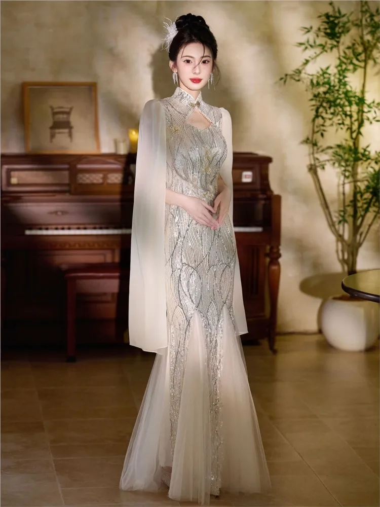 A light luxury and niche adult host toasting design in Chinese-style cheongsam with fishtail ethereal sparkling dress