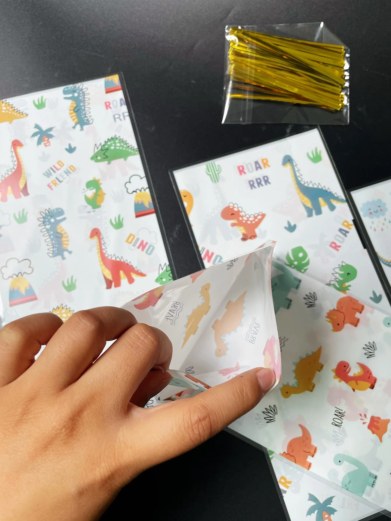 50pcs Cute Little Dinosaur Design Gift Candy Decorated OPP Flat Pocket With Gold Tie-in, Cartoon Animal Volcano Printed Gift Bag