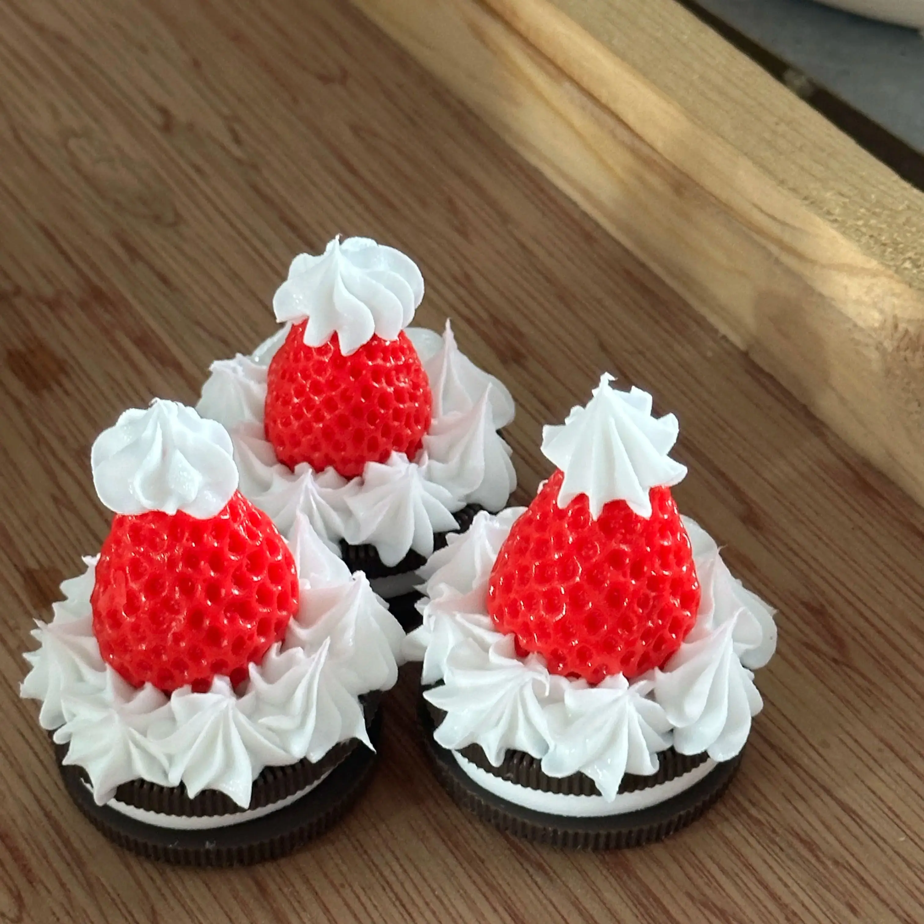 

Cute Chocolate Flavored Cookies Christmas Atmosphere Decoration Desktop Dessert Ornaments Strawberry Food Model Display Candy