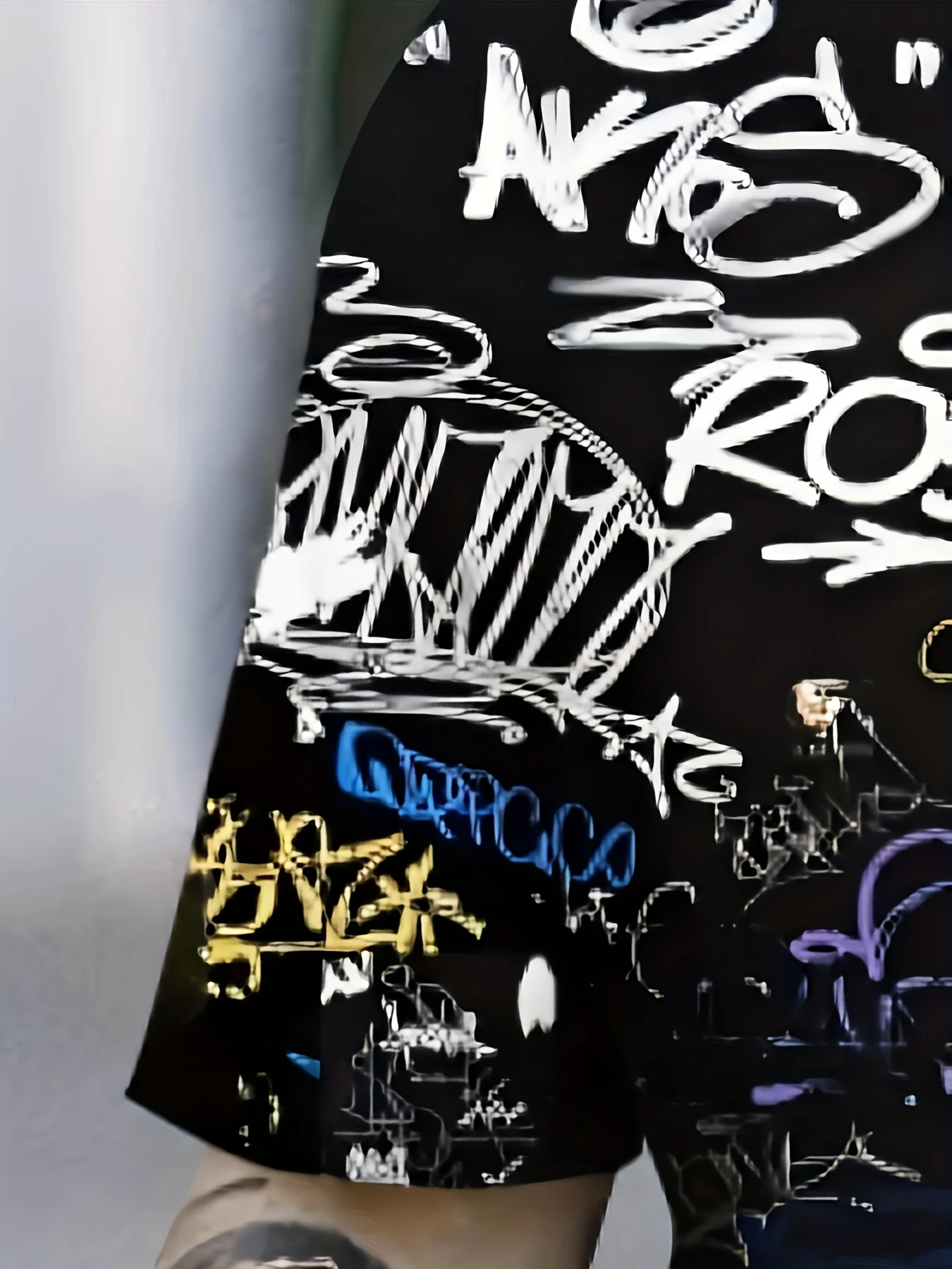 المجموعة الرجالية الجديدة لصيف 2025 هي طباعة جرافيتي ثلاثية الأبعاد عصرية وناعمة ومريحة وقابلة للتنفس