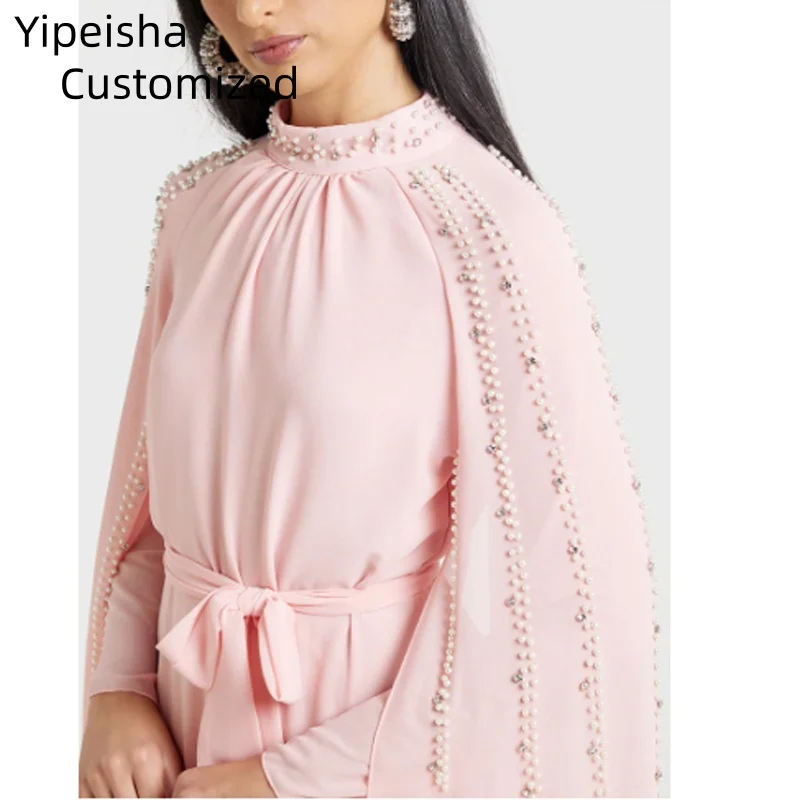 Abiti da sera formali personalizzati eleganti in chiffon rosa con collo alto e maniche lunghe, abiti da ballo Dubai con pieghe a scialle con perline lucide