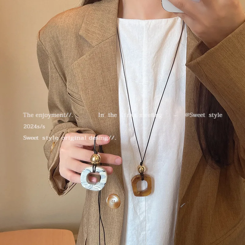 

Women Resin Round Ring Pendant Necklace Unique Niche Design Long Sweater Chain Versatile Elegant Fashion Jewelry Accessories