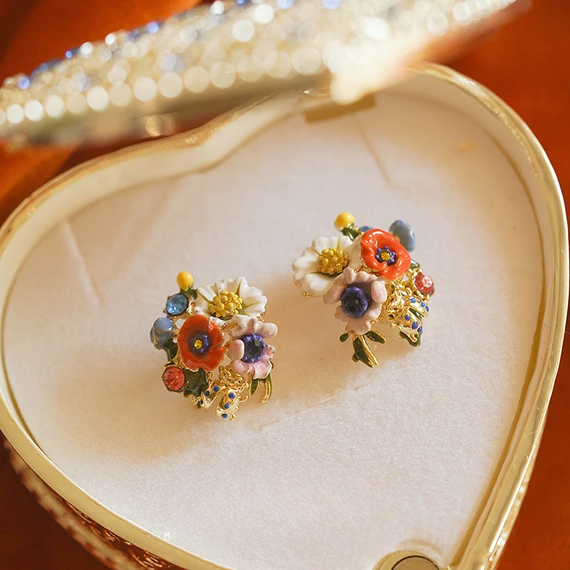 

Y A new unique enamel flower lost an earring with a high-end feel. Forest style retro asymmetrical earrings