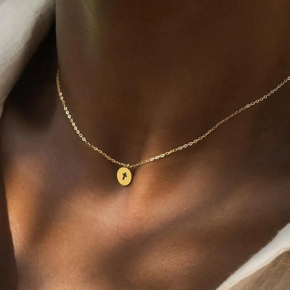 

Fashion Simple Niche Design Round Brand Hollow Cross Pendant Necklace Women's Classic Retro Envion Gratis Jewelry