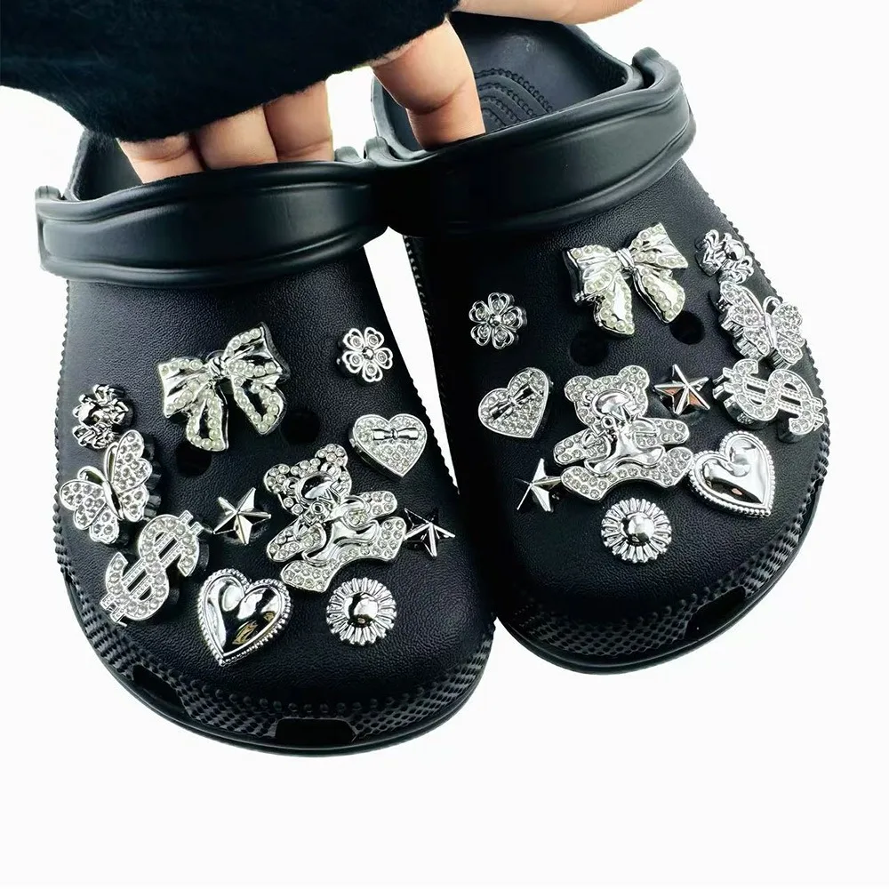 22-teiliges Sommer-Mode-Schuh-Charms-Set, Zubehör für Clogs, Schuhschnallen, silberne Diamant-, Bären-, Schmetterlings- und Nieten-DIY-Schuhdekorationen – Detail 3