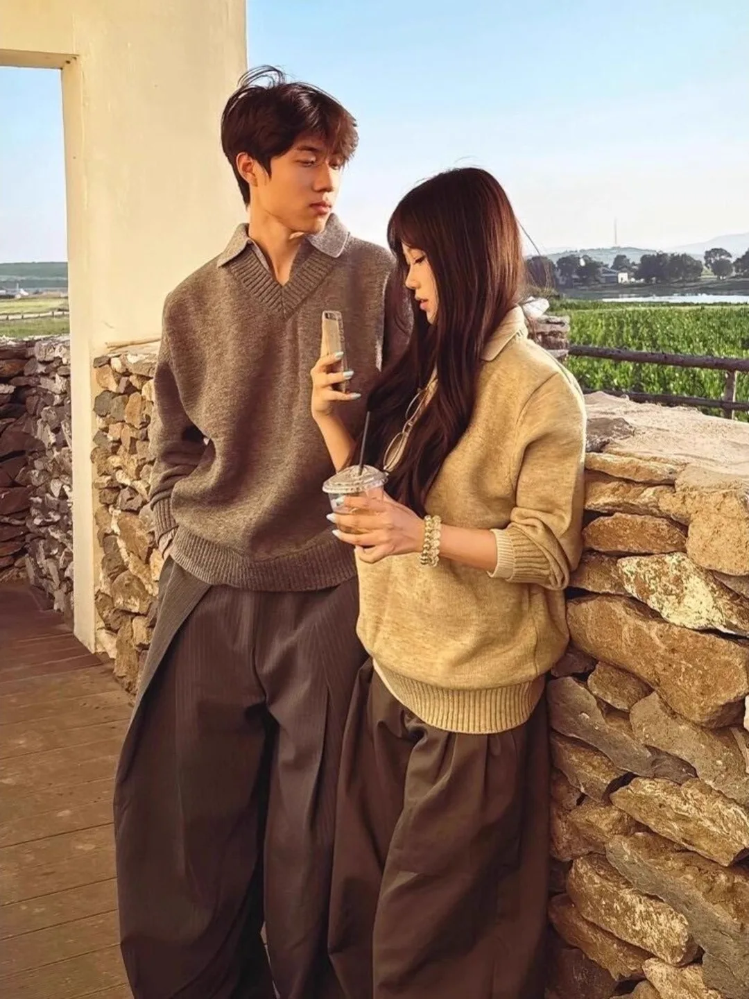 

Американский трикотажный джемпер с V-образным вырезом, имитация двухслойности, для пар, мужской и женский, осенний, повседневный, свободного кроя, мягкий, средней толщины, с длинным рукавом