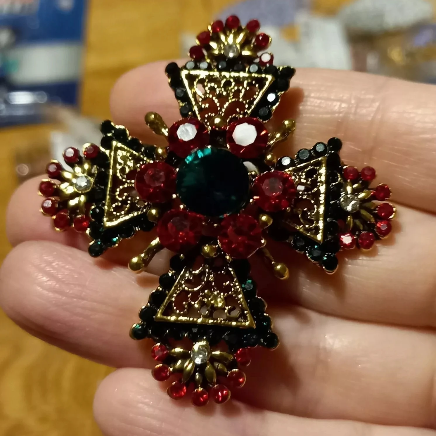 Vintage Women Men Fashion Classic Cross Crystal Badges Brooch Unisex Exquisite Rhinestone Coat Clothing Accessories Pines