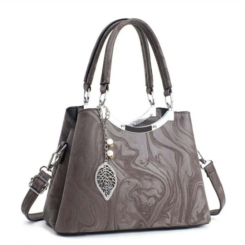 

Трансформируемый женский рюкзак-кошелек, который трансформируется от рюкзака к элегантной сумке через плечо