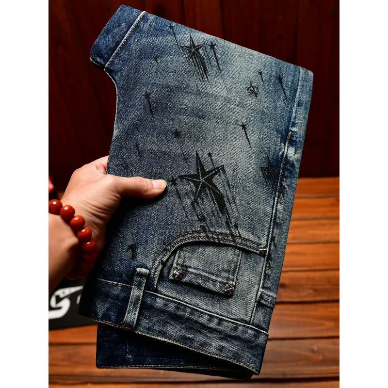 

Мужские повседневные джинсы с пятью острыми принтами, стрейч, модные уличные ретро и ностальгические длинные брюки с маленькими штанинами.