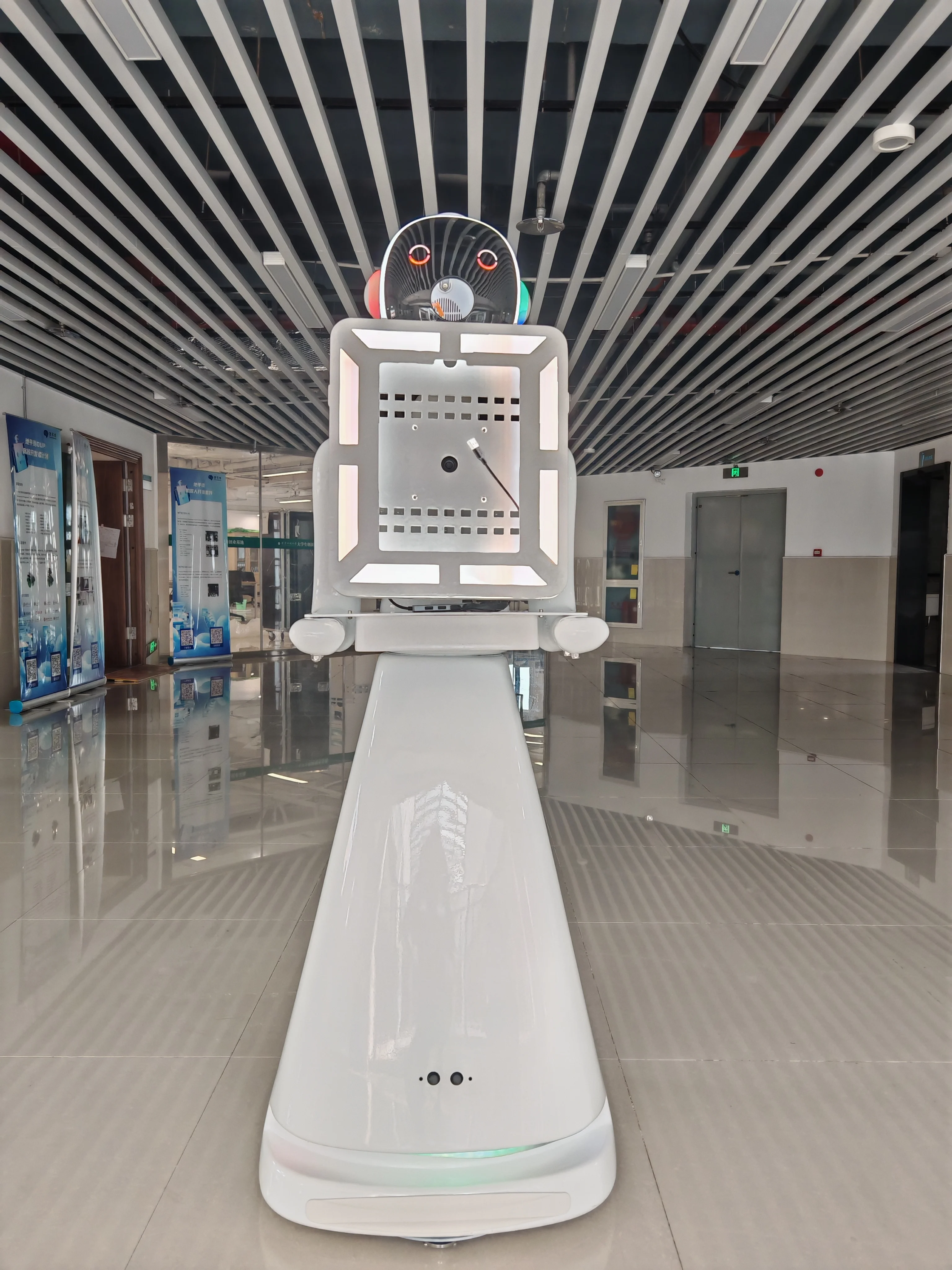 Wireless Remote-Controlled Robot Automated Camera Motion Control Movement Photo Booth Roamer Robot  Photo Booth Humanoid Robot