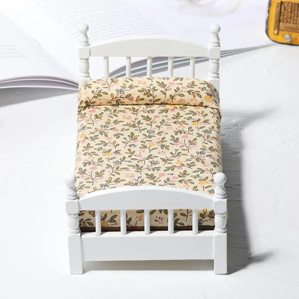 Cama de madeira miniatura fofa para crianças, Living Room Toy, Modelo de móveis, Ornamento para boneca, Decoração da casa, Acessórios 1:12