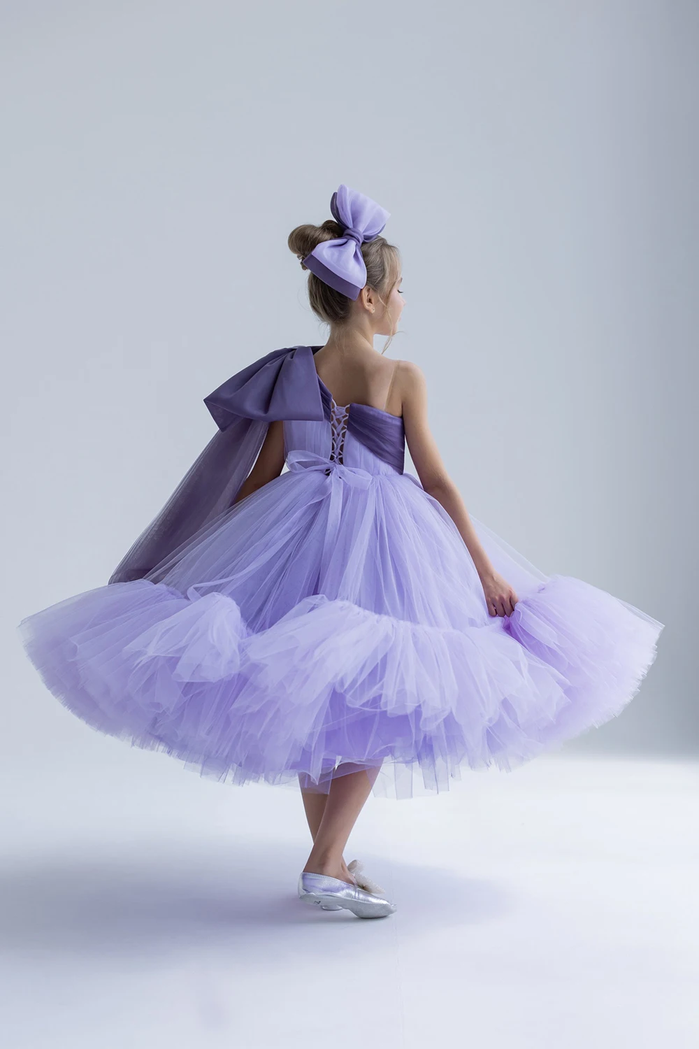 Hochwertiges lila Blumenmädchenkleid mit einer Schulter für kleine Mädchen, Geburtstagsfeierkleider, maßgeschneiderte Kleider für die Erstkommunion von Babys und Kindern. – Detail 3