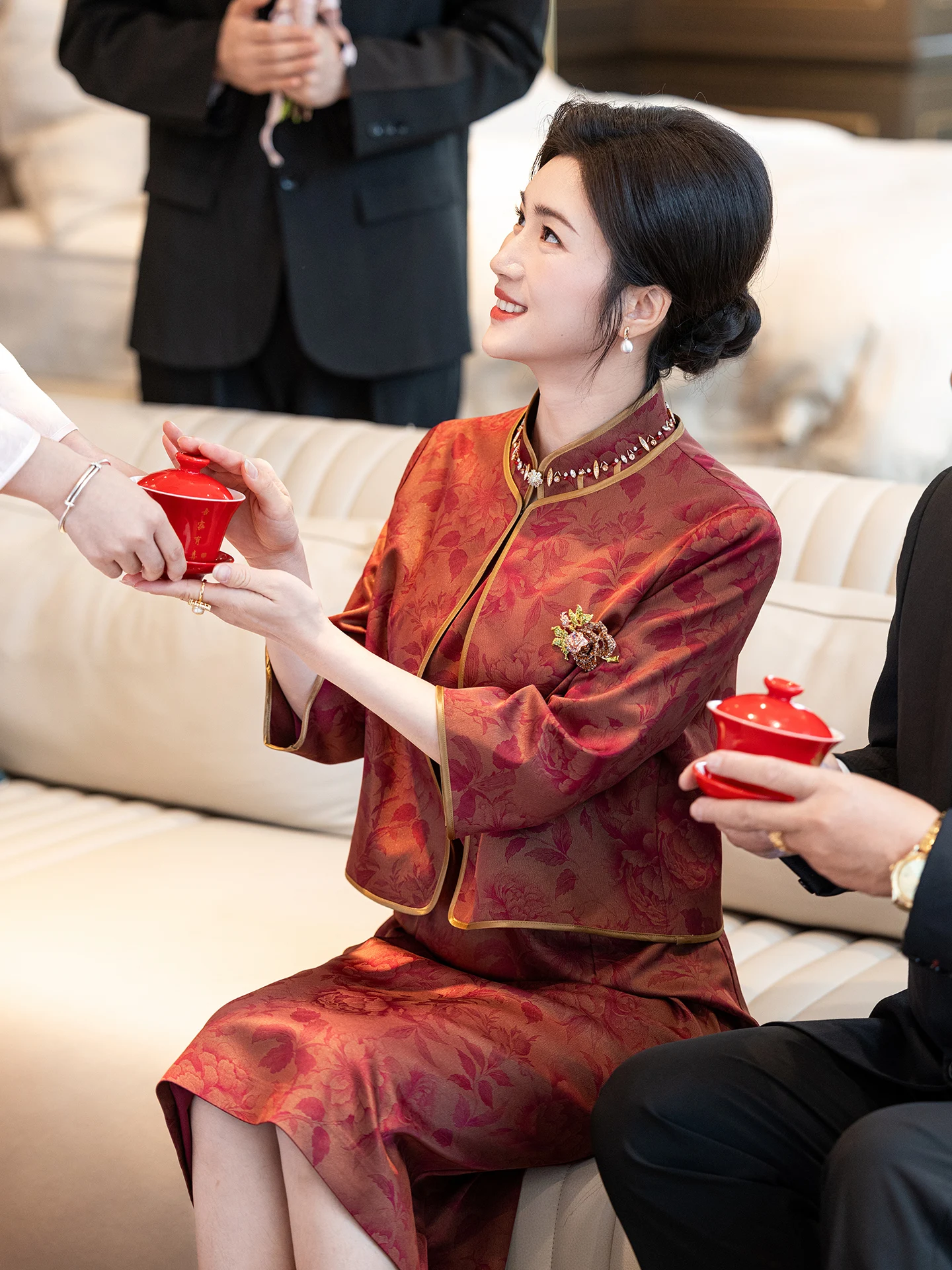 

Элегантный свадебный комплект для мам невесты: теплый зимний наряд средней длины с цветочным узором, низким разрезом и рукавом 3/4