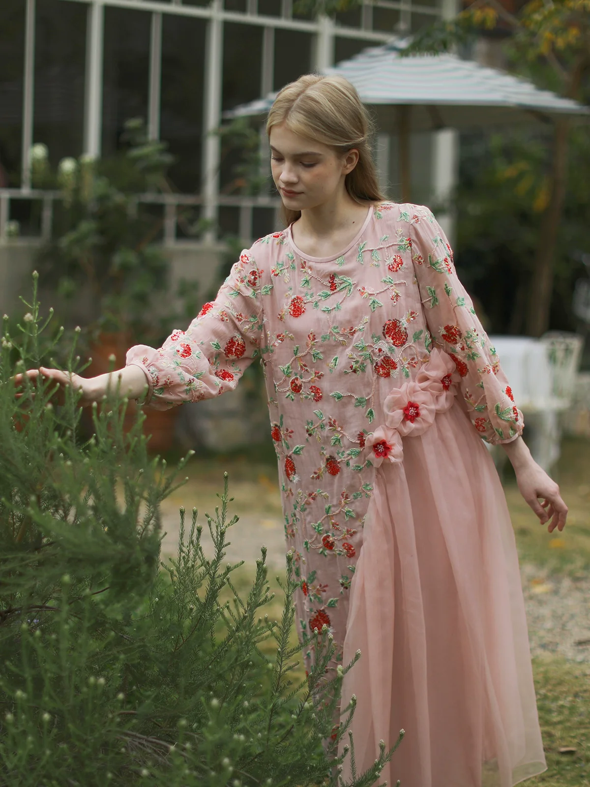 

Весенне-летняя женская плиссированная ткань ручной работы с цветком граната, льняная вышивка, тяжелая вышивка бисером, платье феи