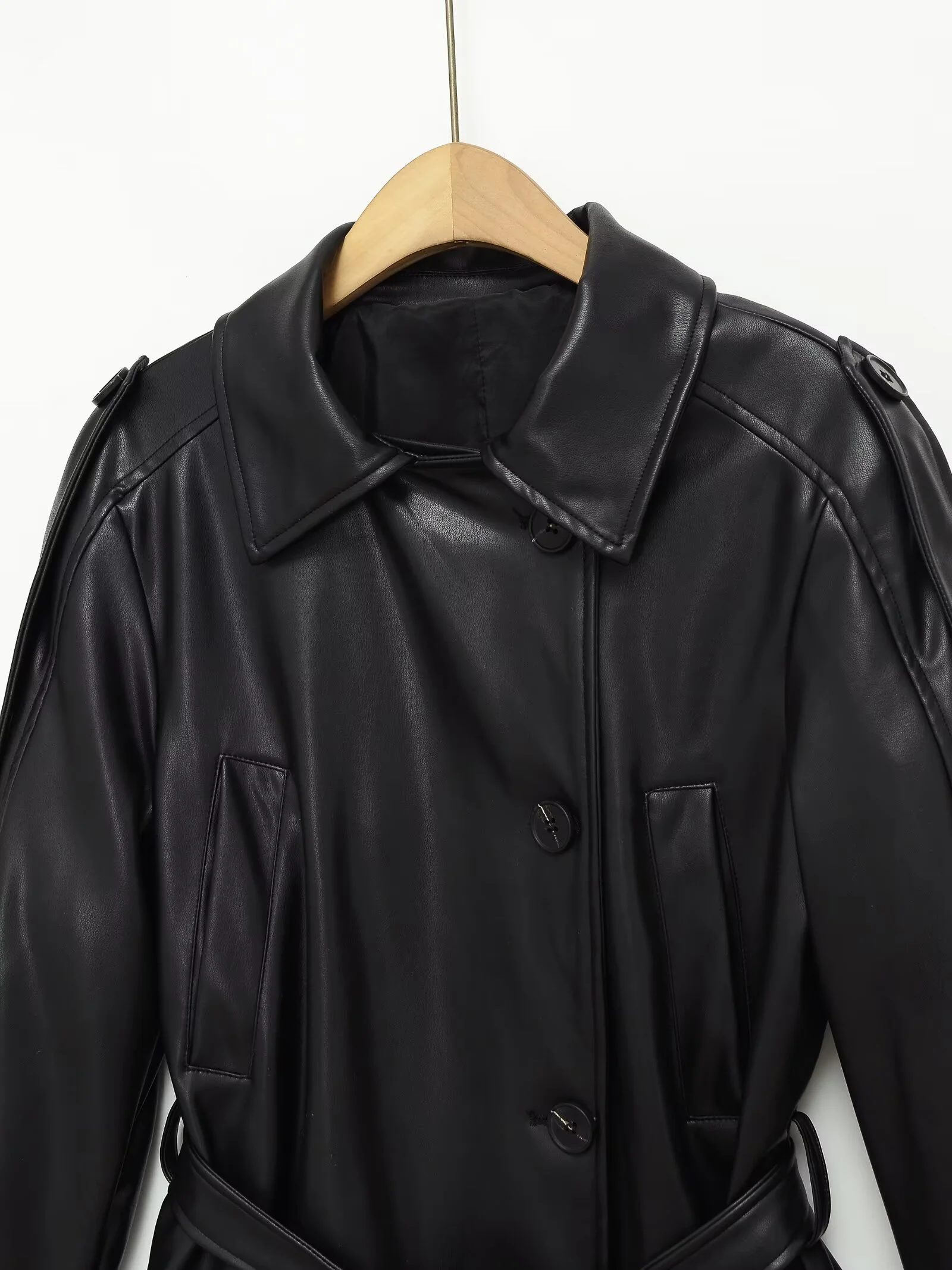 เสื้อแจ็คเก็ตหนังเทียมทรงเข้ารูป แขนยาว ปกเสื้อแบบปกเชิ้ต ติดกระดุมแถวเดียว มีเข็มขัด สไตล์ลำลอง เรียบง่าย แฟชั่นใหม่สำหรับผู้หญิง ฤดูใบไม้ร่วง UNIZERA2025