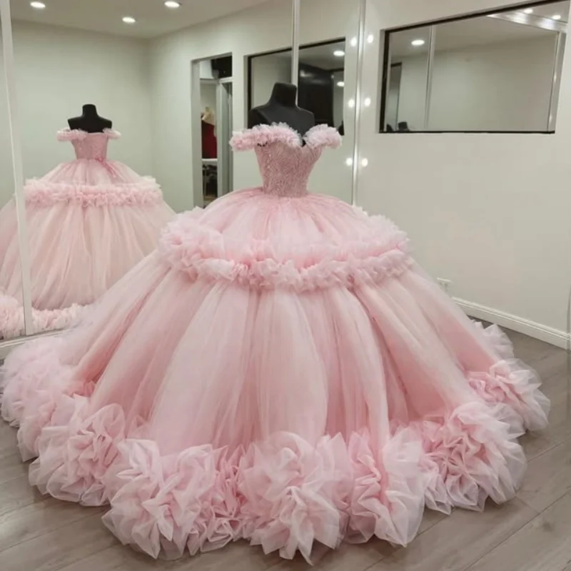 

Розовое платье для квинсеаньеры с открытыми плечами, кристаллами, блестками, кружевом, многослойными оборками, аппликацией, длинным шлейфом, Vestido De 15 Quinceanera, на заказ