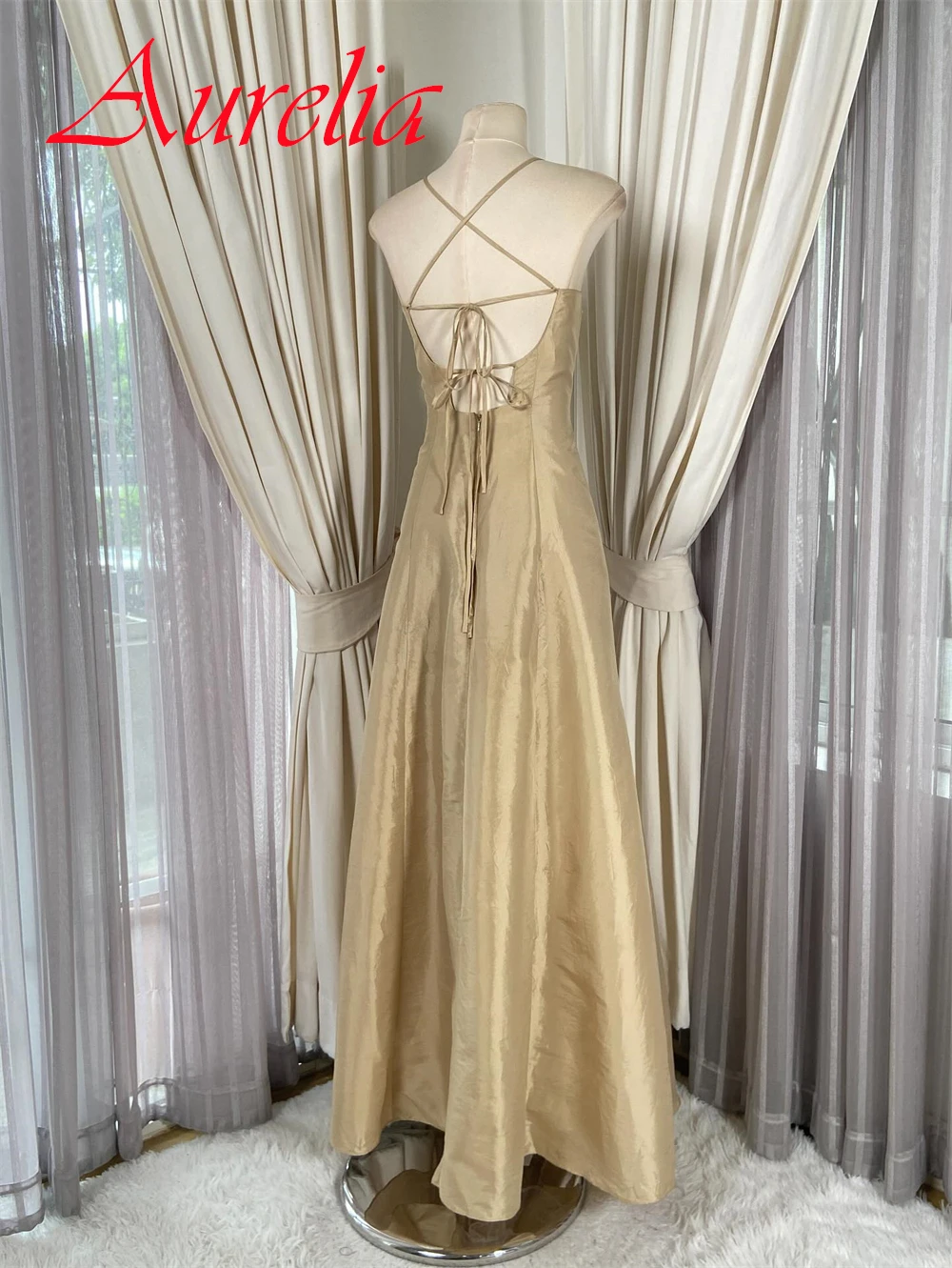 Aangepaste delicate champagne satijnen avondjurk klassieke strapless spaghettibandjes cocktailjurk sexy kanten galajurk aan de achterkant