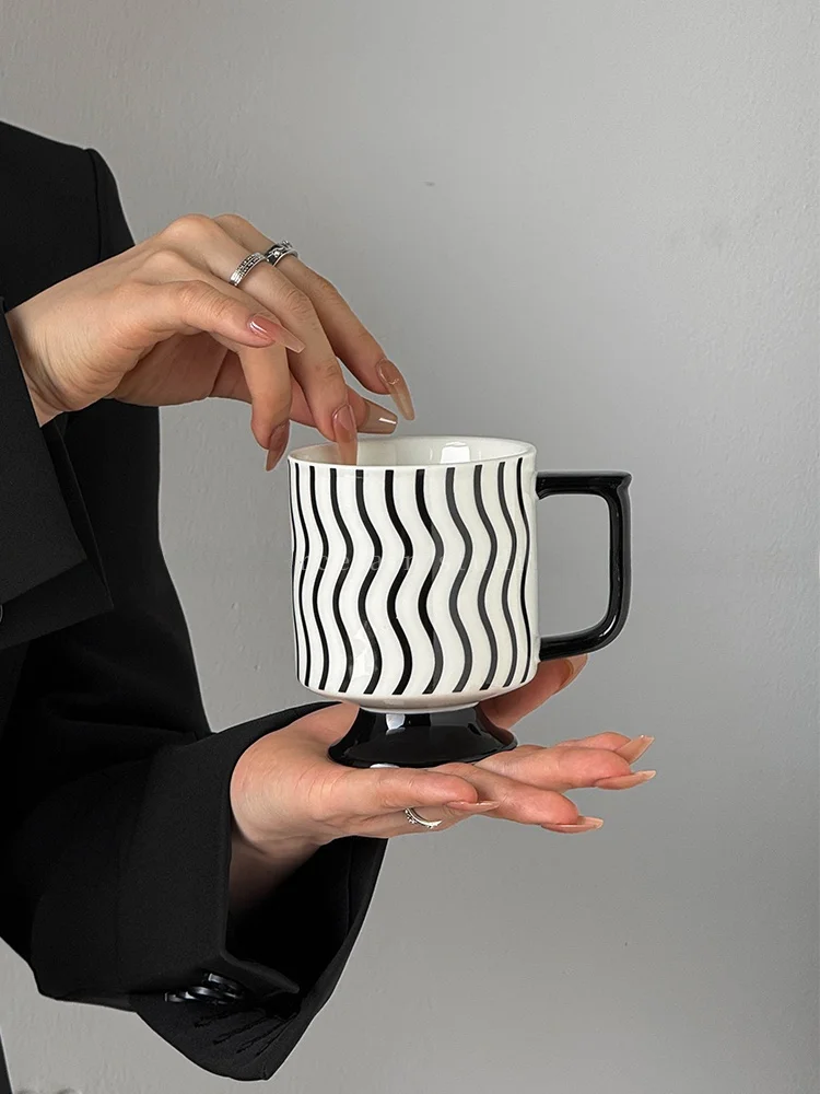 

M LIFE Geometric Series High Legged Cerc Mugs Set for Couples And Women Vintage Sle Water Cups Gift Box Set